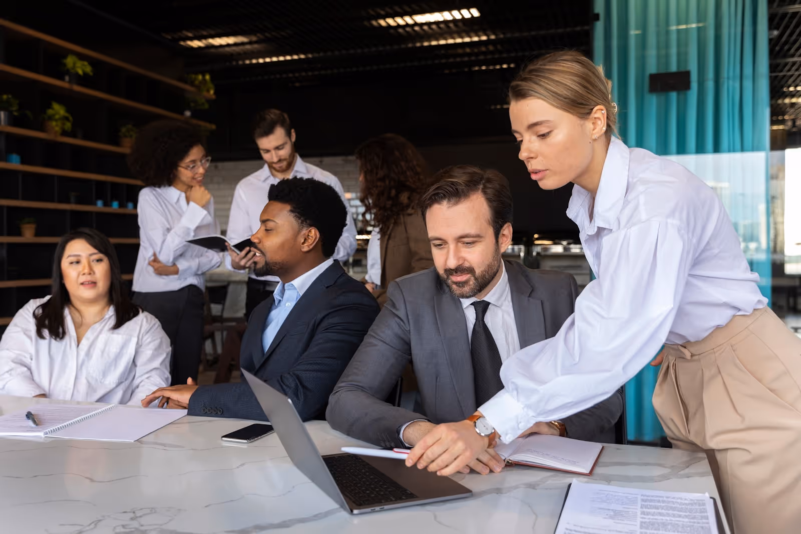 Eine Gruppe von Personen, die an der Auftragsabwicklung arbeiten