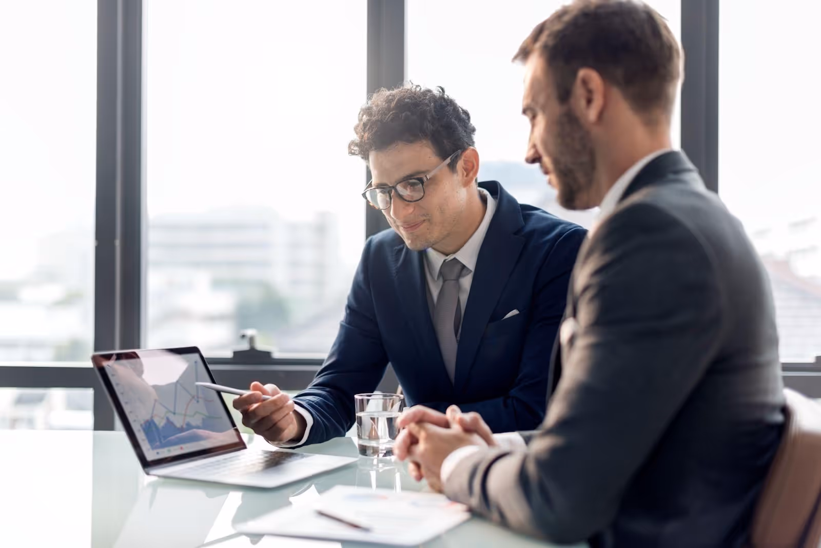 Männer, die ein KI-Auftragsbearbeitungssystem in einem Unternehmen einführen