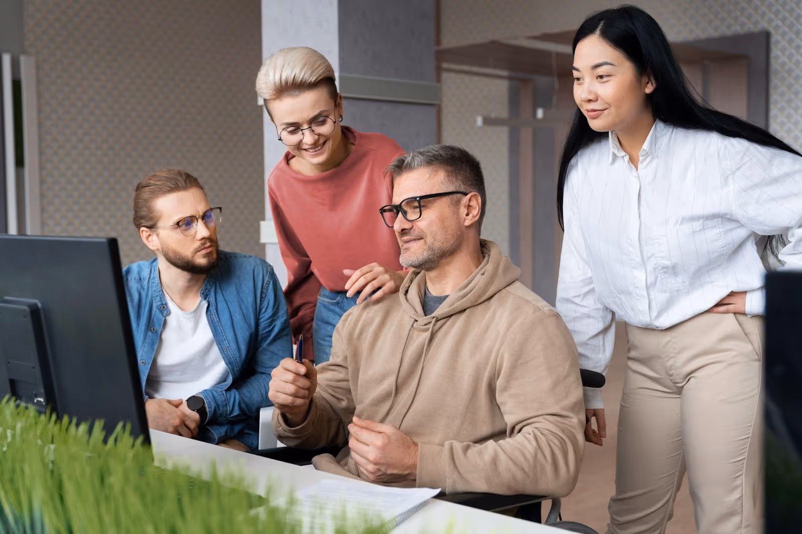 Eine Gruppe von Personen, die mit KI-Auftragsabwicklung arbeiten